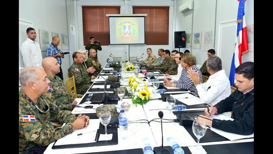 Canciller se reúne con altos mandos militares, embajador y cónsules en Haití