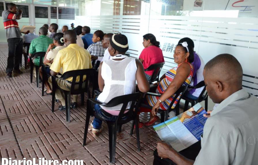 Inician un plan de orientación a haitianos indocumentados