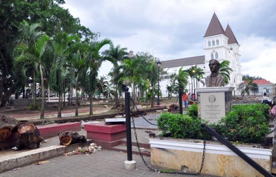 Denuncian tala de árboles centenarios en el parque Duarte de Santiago