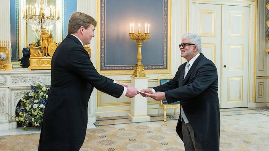 Guillermo Piña Contreras presenta credenciales