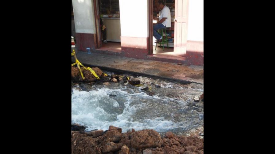 La CAASD repara un boquete en la calle Espaillat