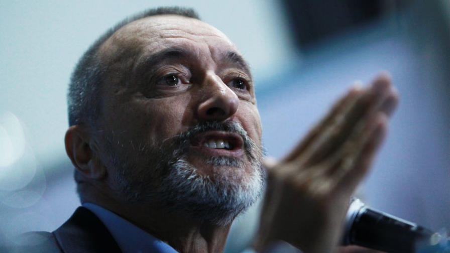 Pérez-Reverte: el mundo se cambia con cultura o con la revolución