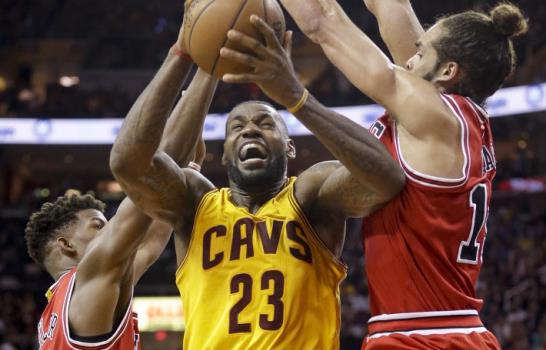 LeBron James anota 38 y los Cavaliers están a un paso de eliminar a los Bulls