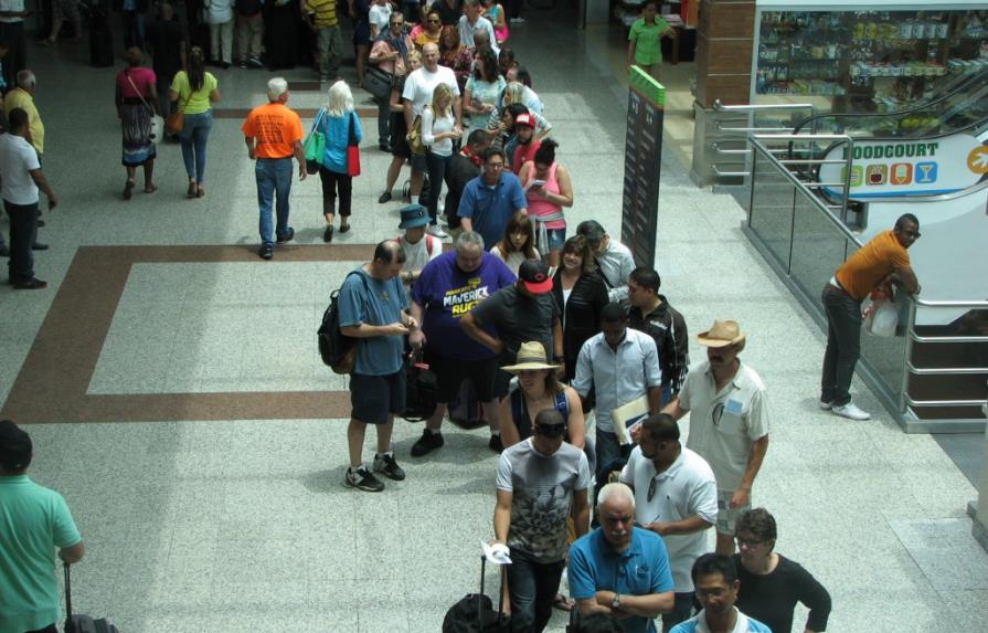Chequeos de Migración incomodan a pasajeros en AILA