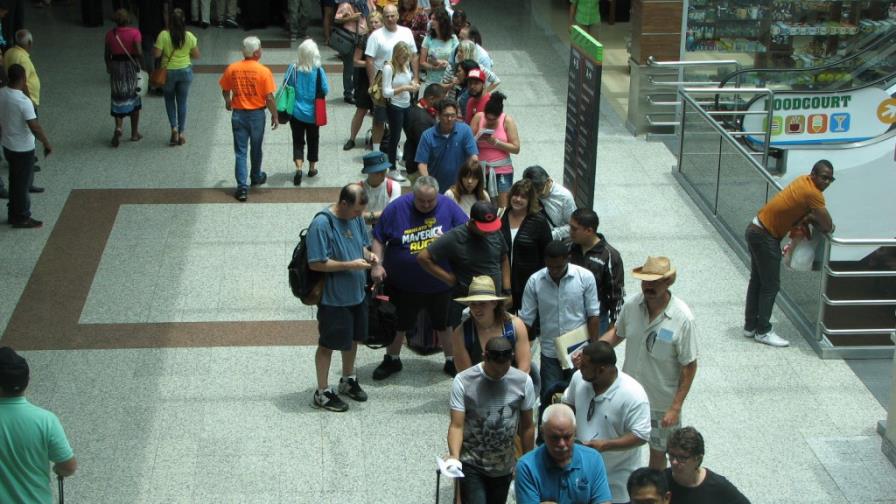 Chequeos de Migración incomodan a pasajeros en AILA
