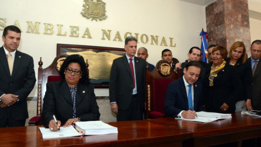 Proclaman hoy la nueva Constitución; permite la reelección presidencial