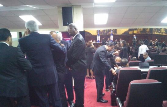 Legisladores, chateando y en chercha durante lectura de nueva Constitución