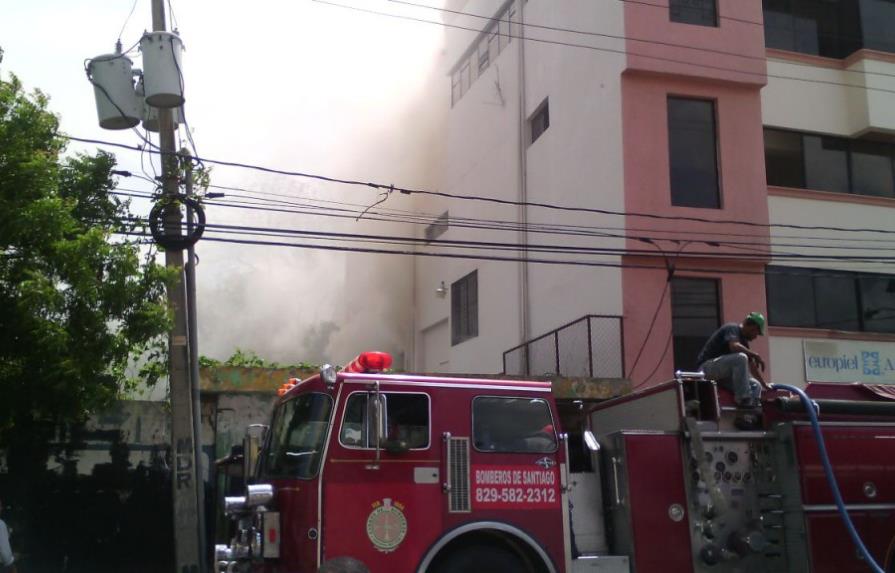 Incendio afecta plaza comercial de Santiago