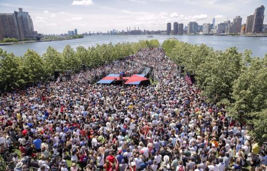 Hillary Clinton apela a la clase media y promete acabar con las ventajas de los ricos