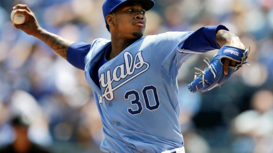Yordano Ventura con liquido en el codo de lanzar