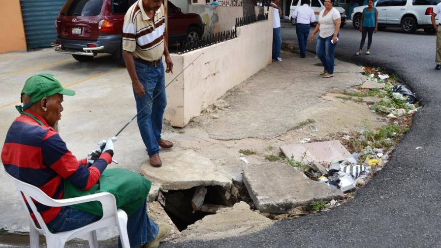 Acera en calle José Dolores Cerón acumula problemas