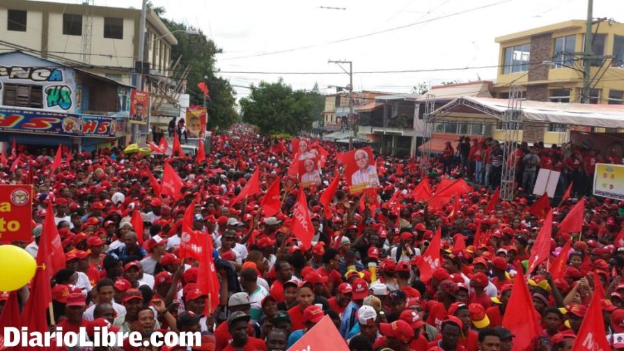 Antún Batlle recorre calles de San Francisco de Macorís y La Romana