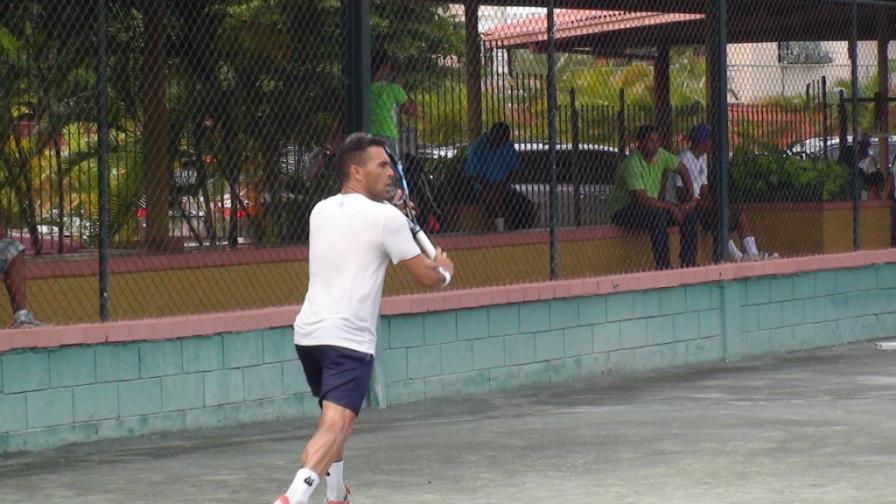 Estrella es todo una celebridad del tenis Estrella es todo una celebridad del tenis