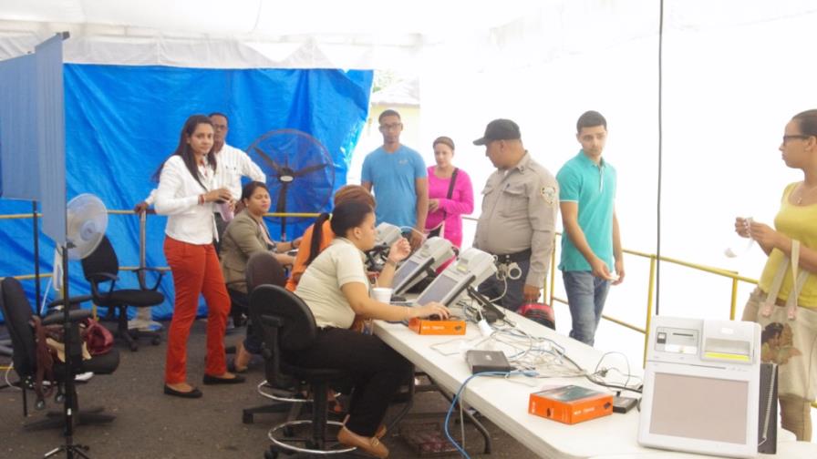 Desaparecen las largas filas por la nueva cédula Desaparecen las largas filas por la nueva cédula