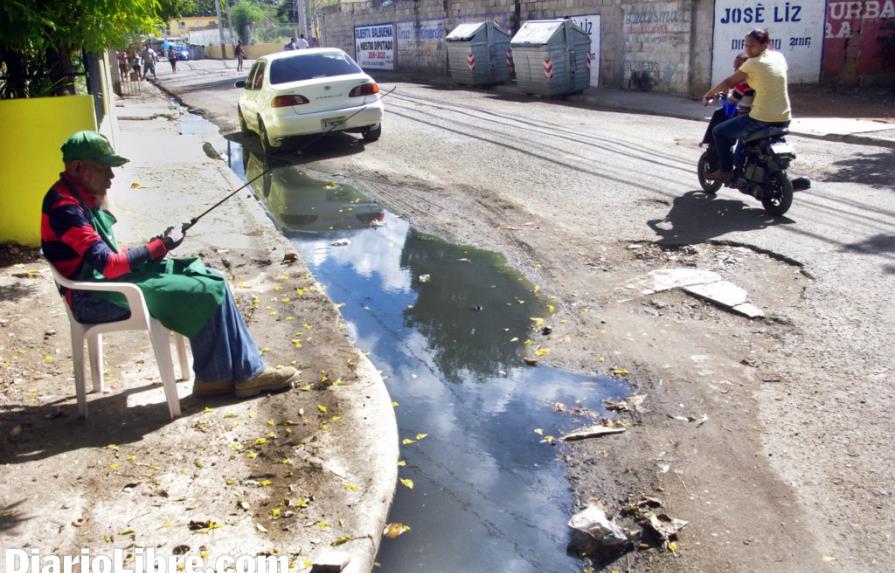 Charco pestilente afecta a residentes de Los Mameyes