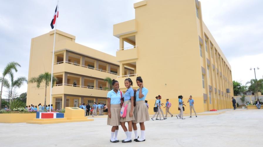 Presidente inaugura un liceo en Sabana Perdida