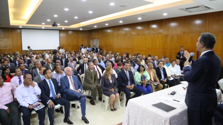 Leonel sale a la calle, y busca definir cuadro del PLD