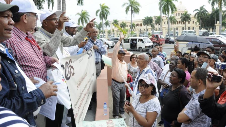 Patients with catastrophic illnesses form a picket