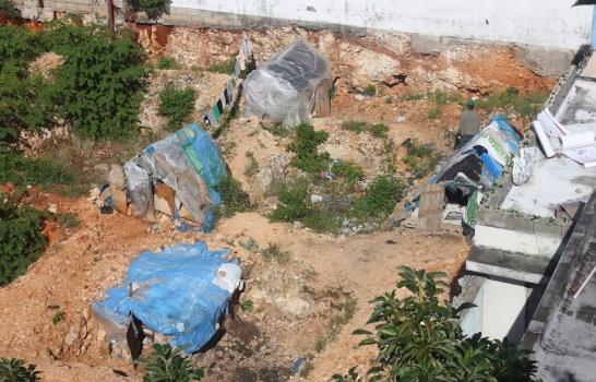 Haitianos construyen chozas en solar baldío de Bella Vista