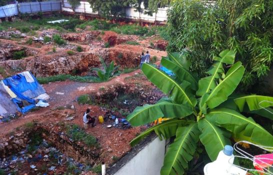 Haitianos construyen chozas en solar baldío de Bella Vista