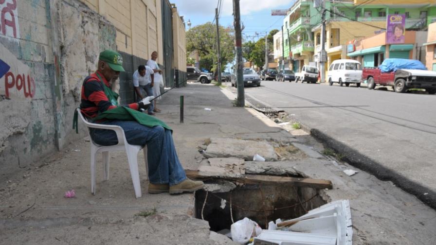 Vertedero y acera rota en la calle Juan Alejandro Ibarra