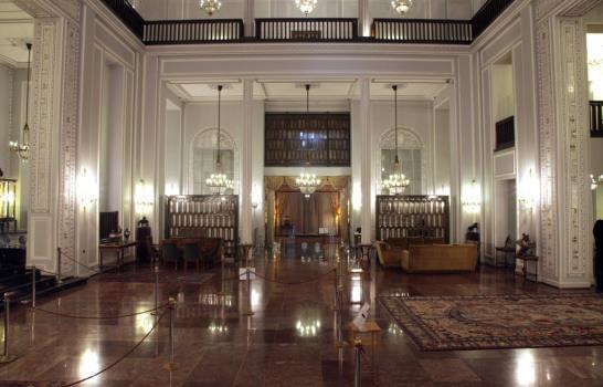 Irán se recrea con la lujosa vida diaria de último Sha y su esposa Farah Diba