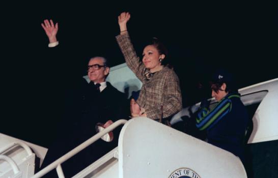 Irán se recrea con la lujosa vida diaria de último Sha y su esposa Farah Diba