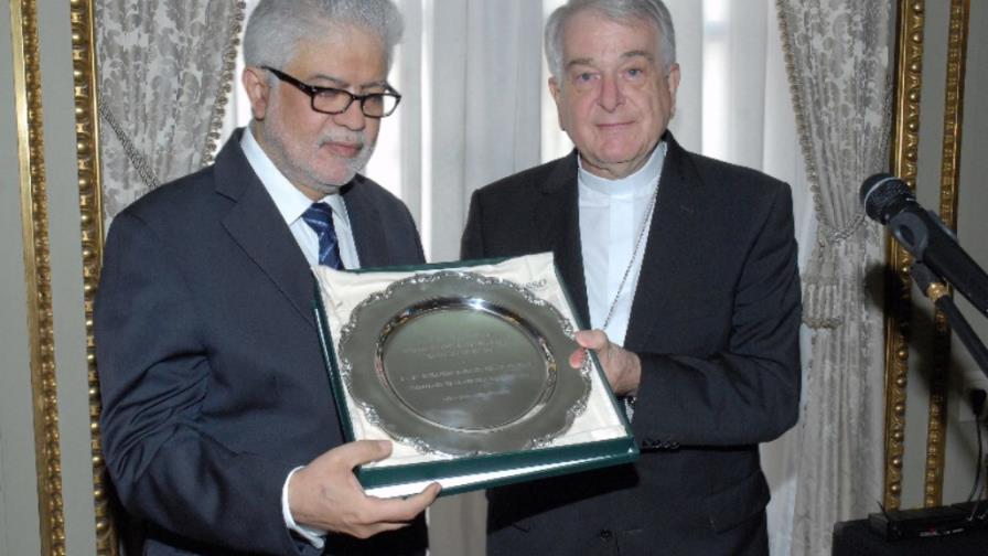 Guillermo Piña Contreras recibe una condecoración