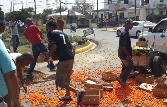 Lluvia de ajíes frente al Monumento del Agricultor de Moca en protesta por promesas incumplidas