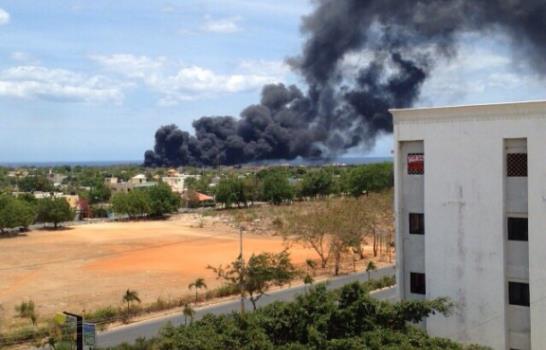 Incendio afecta depósito de madera en La Romana