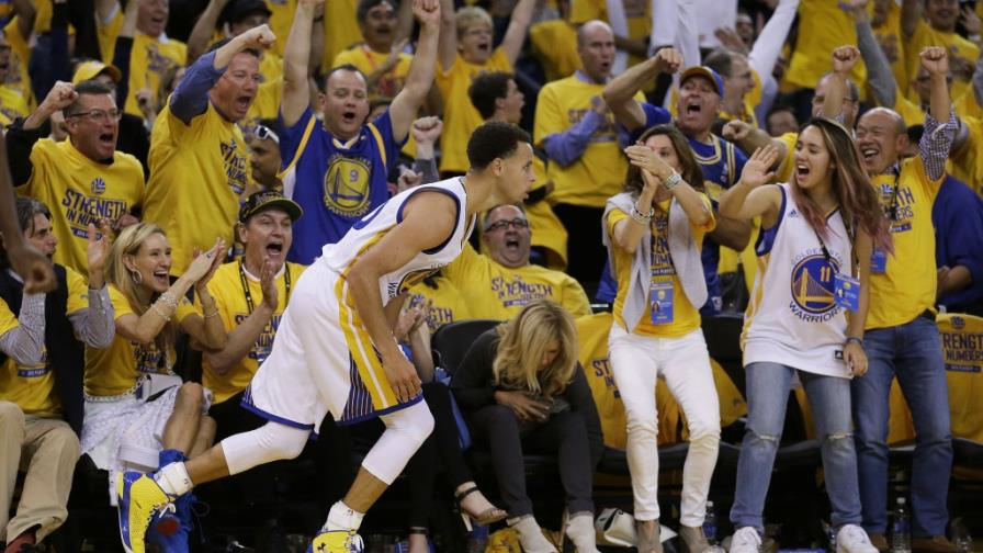 Warriors vencen a Cavs y están a un triunfo del título