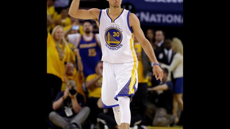 Warriors vencen a Cavs y están a un triunfo del título