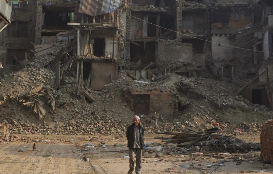 Tras los sismos, Nepal reabre monumentos a los turistas