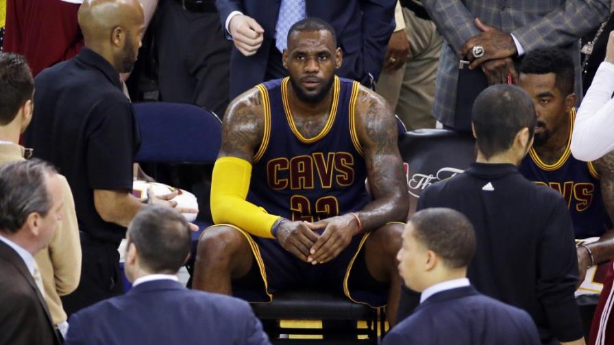 Cavs desperdician otra gran noche de LeBron y están en jaque