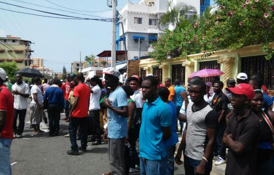 Filas, quejas y bombazos a dos días de vencer plazo para regularización de extranjeros