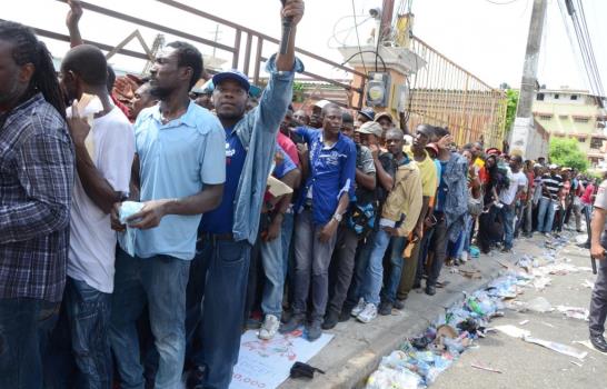 Filas, quejas y bombazos a dos días de vencer plazo para regularización de extranjeros