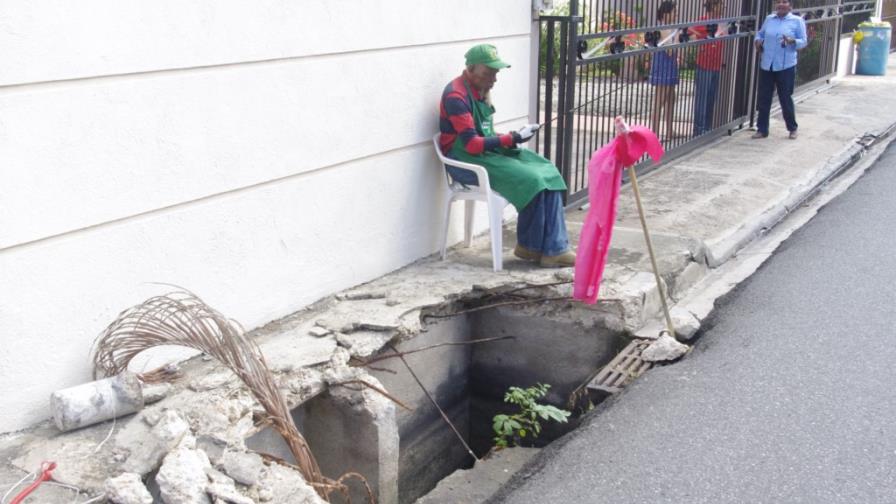 Inundación y boquete en el sector Arroyo Hondo Viejo