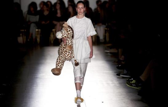 Solemnidad y descaro destacan en la ModaLisboa