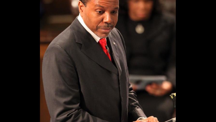 Pastor pide limosna... para comprarse un jet privado Pastor pide limosna... para comprarse un jet privado