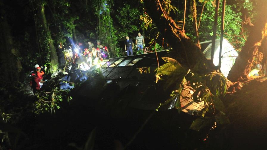 Mueren 49 personas en bus que cayó por despeñadero en Brasil