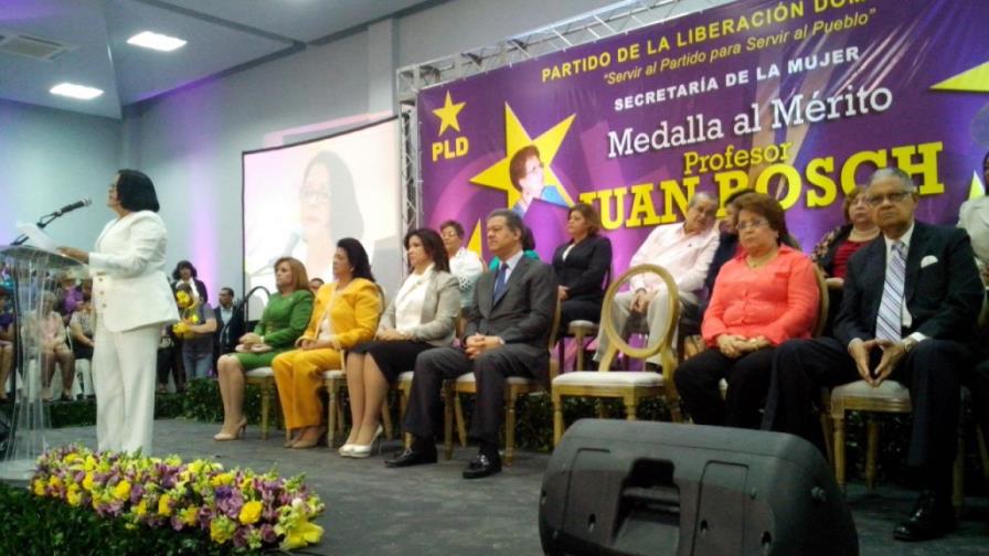 Leonel Fernández reconoce 80 mujeres del PLD