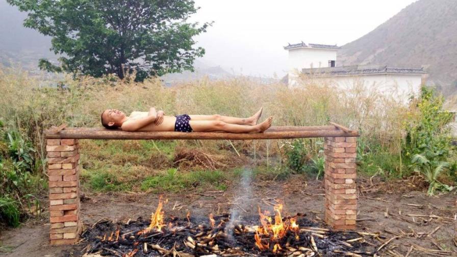 Un joven chino intenta curar su cáncer mediante una parrilla humana Un joven chino intenta curar su cáncer mediante una parrilla humana