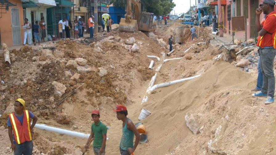 Chasis de motocicleta obstruyó drenaje de varios barrios