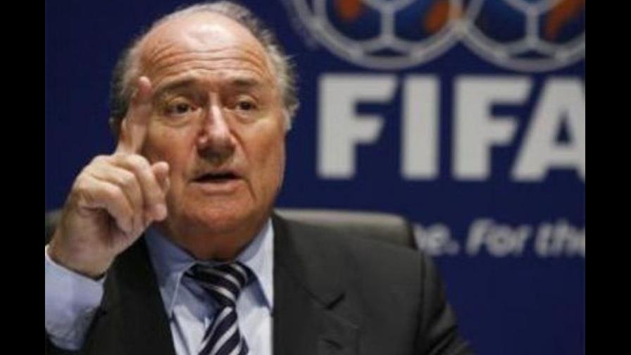 ¿Puede Blatter insistir en seguir como presidente de FIFA?
