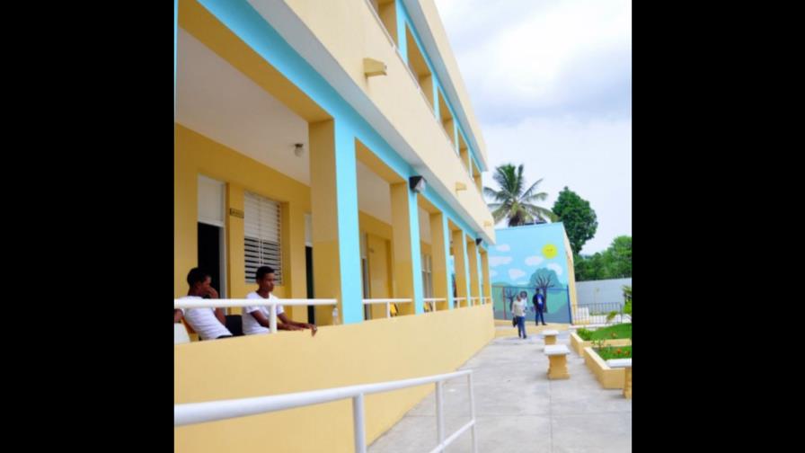 El Presidente entrega una escuela en Bonao