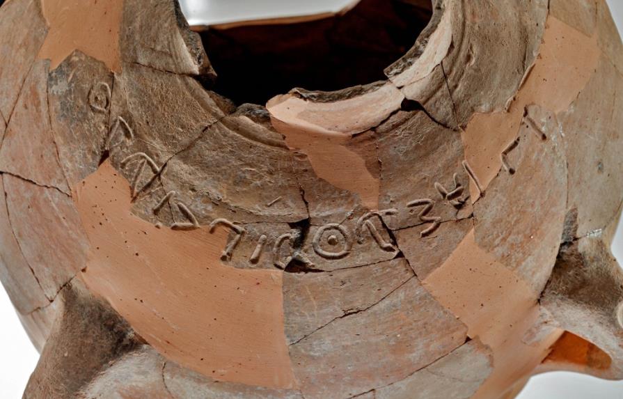 Arqueólogos encuentran inscripción bíblica en un jarrón