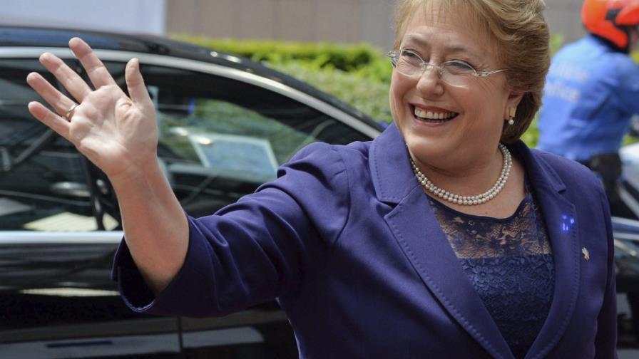 Michelle Bachelet promulga nueva ley para inversión extranjera en Chile