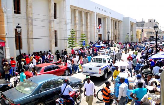 Haitianos narran dificultades para inscribirse en el Plan de Regularización en Santiago