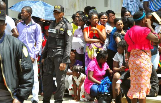 Haitianos narran dificultades para inscribirse en el Plan de Regularización en Santiago