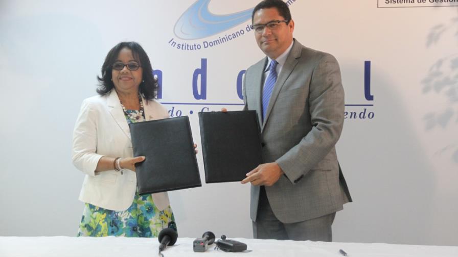 Firman convenio para defender usuarios de los servicios de telecomunicaciones